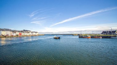 Güneşli bir günde Galway limanı, eski rıhtım, liman, Galway, İrlanda