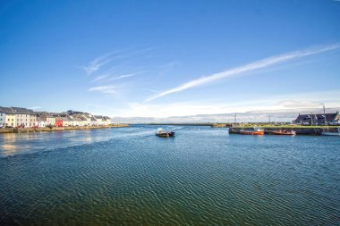 Güneşli bir günde Galway limanı, eski rıhtım, liman, Galway, İrlanda