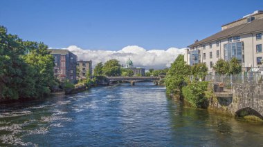 Güneşli bir günde Galway limanı, eski rıhtım, liman, Galway, İrlanda