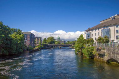 Güneşli bir günde Galway limanı, eski rıhtım, liman, Galway, İrlanda
