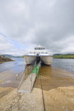Denizde Gemi, Vahşi Atlantik Yolu, Iveragh Yarımadası Çevresi, uçurumlar boyunca seyahat, Kerry kıyı şeridi, İrlanda, 2 Temmuz 2016