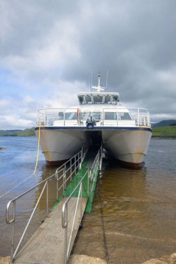 Denizde Gemi, Vahşi Atlantik Yolu, Iveragh Yarımadası Çevresi, uçurumlar boyunca seyahat, Kerry kıyı şeridi, İrlanda, 2 Temmuz 2016