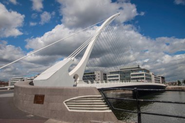 Samuel Beckett Köprüsü, dönüşümlü yol köprüsü, Dublin, İrlanda 'da kablolu köprü, 18 Temmuz 2016