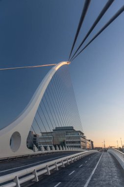 Samuel Beckett Köprüsü, dönüşümlü yol köprüsü, Dublin, İrlanda 'da kablolu köprü, 18 Temmuz 2016