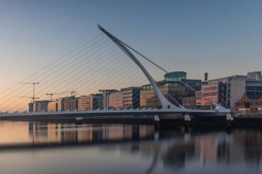 Samuel Beckett Köprüsü, dönüşümlü yol köprüsü, Dublin, İrlanda 'da kablolu köprü, 18 Temmuz 2016