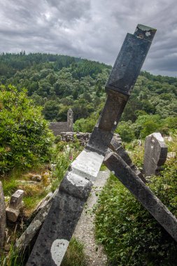 Glendalough, Wicklow Dağları 'nda, göllerde, ormanlarda, İrlanda' da geziniyor.