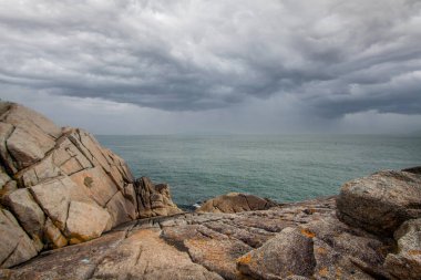 Dalkey kayalıkları ve kayalıklar güneşli bir günde, Dublin 'de deniz kıyısında kayalar, İrlanda