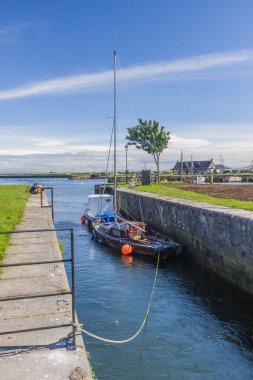 Güneşli bir günde Galway limanı, limandaki eski rıhtım, tekne ve gemiler, 04 Temmuz 2017, Galway limanı, İrlanda