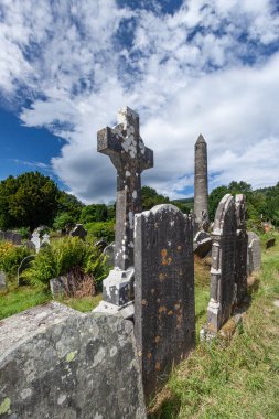 Glendalough, Wicklow Dağları, göller ve ormanlık alan, Kelt mezarlığı, İrlanda, Kelt haç ve mezar kalıntıları, Glendalough gölleri, 1 Temmuz 2017, İrlanda