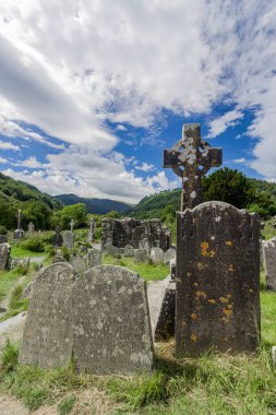 Glendalough, Wicklow Dağları, göller ve ormanlık alan, Kelt mezarlığı, İrlanda, Kelt haç ve mezar kalıntıları, Glendalough gölleri, 1 Temmuz 2017, İrlanda