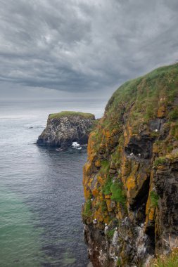 Kuzey İrlanda Deniz Kıyısı, Antrim manzaraları, Carrick çevresindeki Taş sütunlar, Kayalıklar ve Kayalar Rede Halat Köprüsü, Efsaneler ve Efsaneler Ülkesi, Kuzey İrlanda