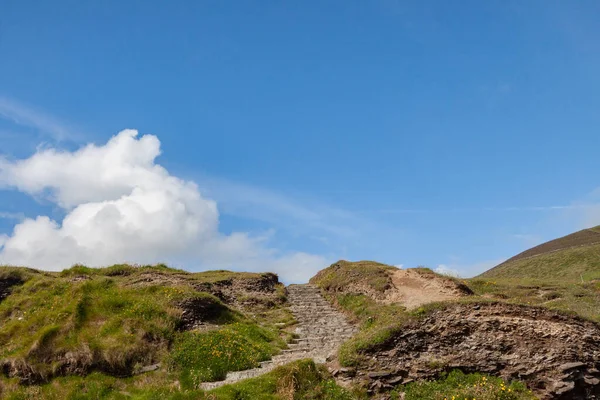 克里环 野生大西洋路 西爱尔兰 伊维拉半岛 沿着悬崖航行 克里海岸线 阳光普照的美丽的海滨公路 爱尔兰 — 图库照片