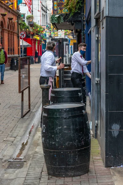 英国都柏林 2022年1月22日 街上的酒保们正在为开放的爱尔兰著名酒吧 圣殿酒吧 城市和街道摄影做准备 — 图库照片