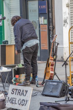 Sokaktaki ücretsiz konserler, Grafton Caddesi 'ndeki sokak müzisyenleri - sokak müziği için en popüler yerlerden biri olan 08 / 01 / 2022, Dublin, İrlanda