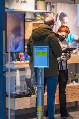 Dublin 'de yeni normal perakende alışverişi, Grafton Caddesi' ndeki insanlar, 08 / 01 / 2022, Dublin, İrlanda,