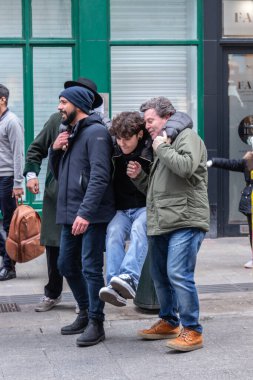 Gençler bardan çıktıktan sonra sokakta eğleniyorlar, Temple Bar alanı, sokak fotoğrafçılığı 22 / 01 / 2022, Dublin, İrlanda