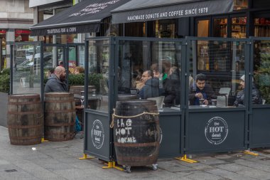 OConnell Caddesi 'ndeki bar bira bahçesinde içki içen insanlar, sokak fotoğrafçılığı, 15 / 01 / 2022, Dublin, İrlanda