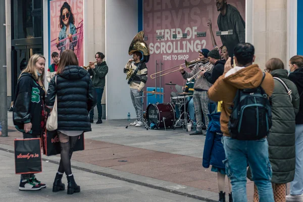 Πεζοί Που Ακούνε Παρακολουθούν Φωτογραφίζοντας Μουσικούς Του Δρόμου Buskers Που — Φωτογραφία Αρχείου