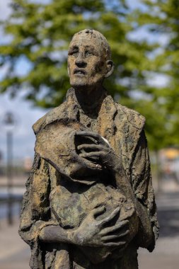 Dublin, Dublin İlçesi, 11 Haziran 2021: Büyük Kıtlık bronz heykeli, Gümrük Evi Quay, Dublin, İrlanda