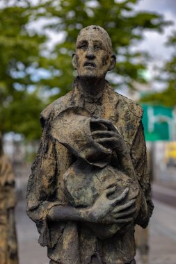 Dublin, Dublin İlçesi, 11 Haziran 2021: Büyük Kıtlık bronz heykeli, Gümrük Evi Quay, Dublin, İrlanda