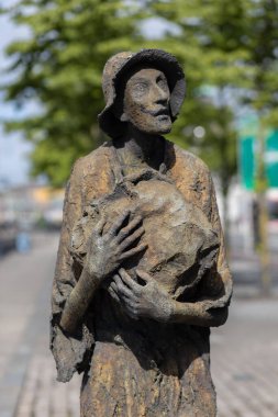 Dublin, Dublin İlçesi, 11 Haziran 2021: Büyük Kıtlık bronz heykeli, Gümrük Evi Quay, Dublin, İrlanda