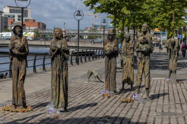 Dublin, Dublin İlçesi, 11 Haziran 2021: Büyük Kıtlık bronz heykeli, Gümrük Evi Quay, Dublin, İrlanda