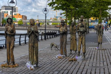 Dublin, Dublin İlçesi, 11 Haziran 2021: Büyük Kıtlık bronz heykeli, Gümrük Evi Quay, Dublin, İrlanda