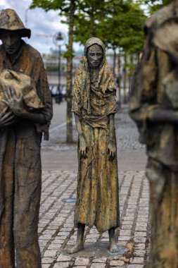 Dublin, Dublin İlçesi, 11 Haziran 2021: Büyük Kıtlık bronz heykeli, Gümrük Evi Quay, Dublin, İrlanda