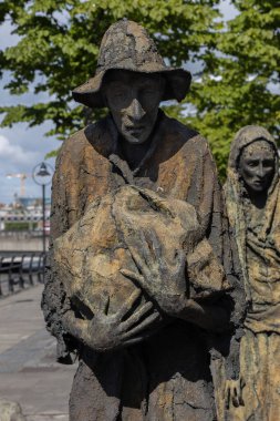 Dublin, Dublin İlçesi, 11 Haziran 2021: Büyük Kıtlık bronz heykeli, Gümrük Evi Quay, Dublin, İrlanda