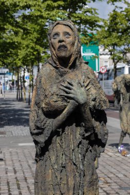 Dublin, Dublin İlçesi, 11 Haziran 2022: Büyük Kıtlık Bronz Heykeli, Gümrük Evi Quay, Dublin, İrlanda