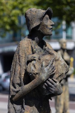 Dublin, Dublin İlçesi, 11 Haziran 2022: Büyük Kıtlık Bronz Heykeli, Gümrük Evi Quay, Dublin, İrlanda