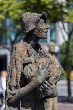 Dublin, Dublin İlçesi, 11 Haziran 2022: Büyük Kıtlık Bronz Heykeli, Gümrük Evi Quay, Dublin, İrlanda