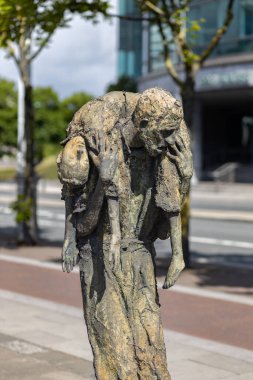 Dublin, Dublin İlçesi, 11 Haziran 2022: Büyük Kıtlık Bronz Heykeli, Gümrük Evi Quay, Dublin, İrlanda