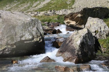 Büyük taşları olan bir dağ nehri fotoğrafı..