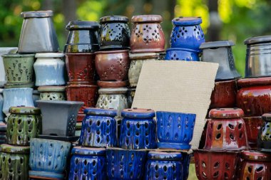 Ontario, Kanada 'da bir sokak pazarında yığılmış çok renkli seramik saksılar - borsa fotoğrafçılığı