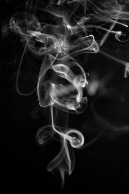 Siyah arka planda siyah ve beyaz kıvrımlı, yükselen bir duman deseni, fotoğraf arka plan, duman dokusu, soyut veya genel stok fotoğrafçılığı olarak kullanılabilir..
