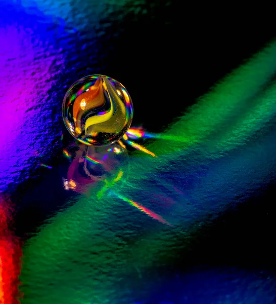 Uma Imagem Abstrata Uma Bola Mármores Colorida Brilhante Sua Reflexão — Fotografia de Stock