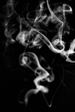 Siyah zemin üzerinde yükselen beyaz bir duman deseni, fotoğraf arka plan, duman dokusu veya soyut veya genel stok fotoğrafçılığı olarak kullanılabilir.