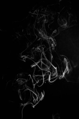 Siyah zemin üzerinde yükselen beyaz bir duman deseni, fotoğraf arka plan, duman dokusu veya soyut veya genel stok fotoğrafçılığı olarak kullanılabilir.