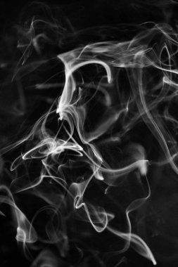 Siyah zemin üzerinde yükselen beyaz bir duman deseni, fotoğraf arka plan, duman dokusu veya soyut veya genel stok fotoğrafçılığı olarak kullanılabilir.