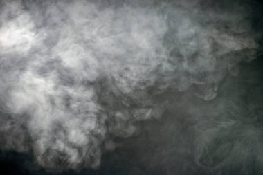 Siyah arkaplana karşı bir duman bulutunun siyah ve beyaz görüntüsü, arka plan, duman dokusu veya soyut - stok fotoğrafçılık - olarak kullanılabilir