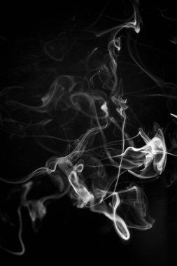 Siyah arka planda siyah ve beyaz kıvrımlı, yükselen bir duman deseni, fotoğraf arka plan, duman dokusu, soyut veya genel stok fotoğrafçılığı olarak kullanılabilir..