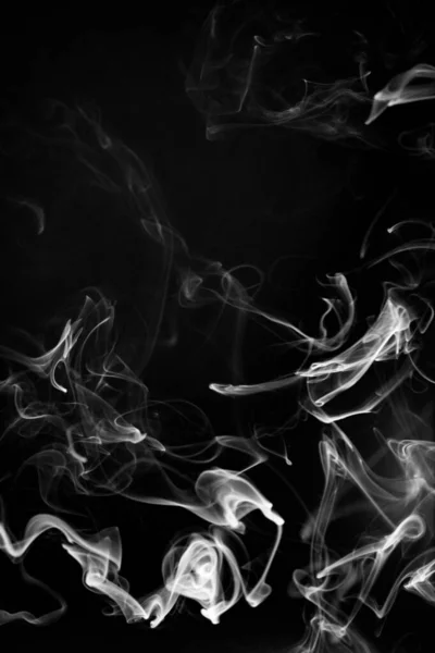 Siyah Arkaplanda Beyaz Girdap Şeklinde Yükselen Bir Duman Deseni Arka — Stok fotoğraf