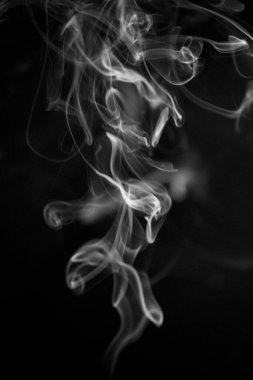 Siyah arka planda siyah ve beyaz kıvrımlı, yükselen bir duman deseni, fotoğraf arka plan, duman dokusu, soyut veya genel stok fotoğrafçılığı olarak kullanılabilir..