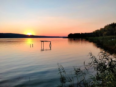 Sazlıklarla nehirde güzel bir günbatımı