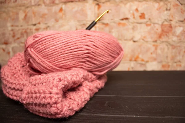 Hilo Rosa Sombrero Ganchillo Caliente Para Tejer Una Mesa Oscura — Foto de Stock