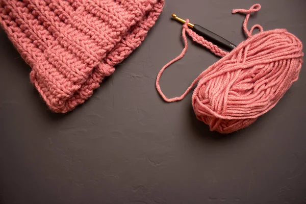 Warm Hat Yarn Crochet Two Skeins Pink Thread Gray Background — Stock Photo, Image