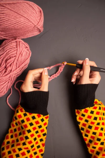 Mãos Tricotar Chapéu Fio Rosa Com Crochê Dourado — Fotografia de Stock