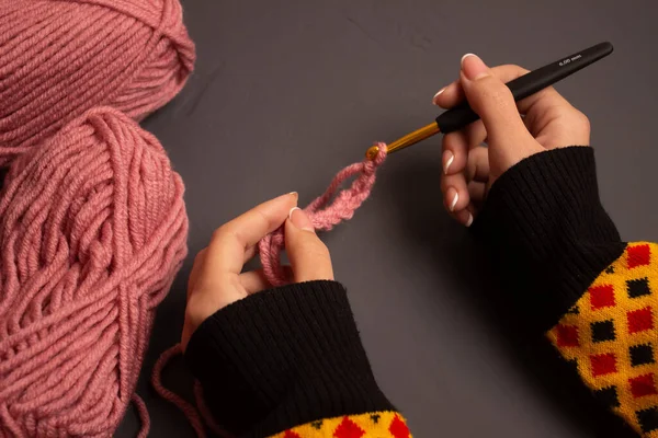 Mãos Tricotar Chapéu Fio Rosa Com Crochê Dourado — Fotografia de Stock