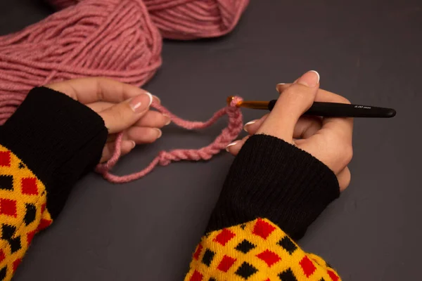 Menina Tricotar Chapéu Fio Rosa Com Crochê Dourado — Fotografia de Stock